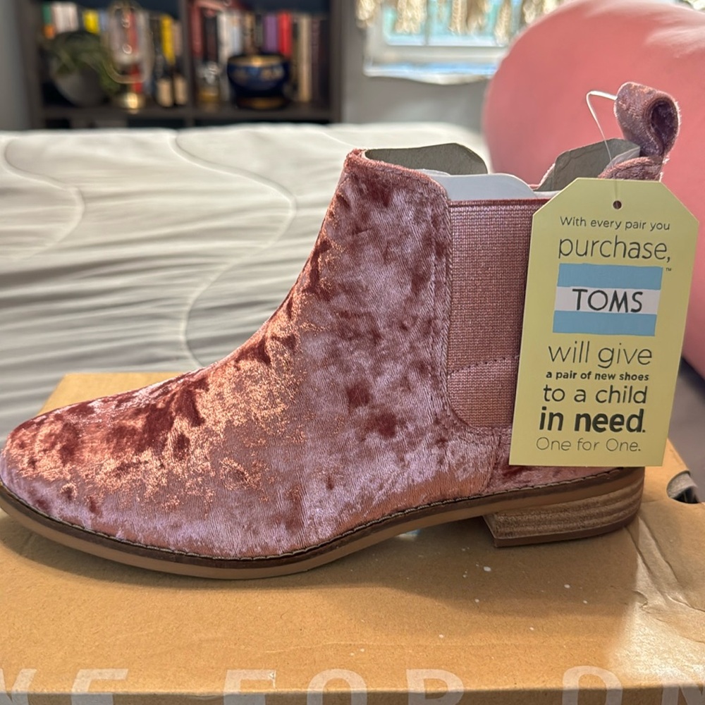 Tom’s Ella Velvet Boots 7.5  NIB